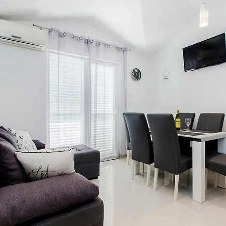 Apartment Apartmani Vesna Grebastica By Interhome *