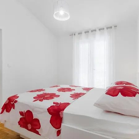 Apartment Apartmani Vesna Grebastica By Interhome 公寓