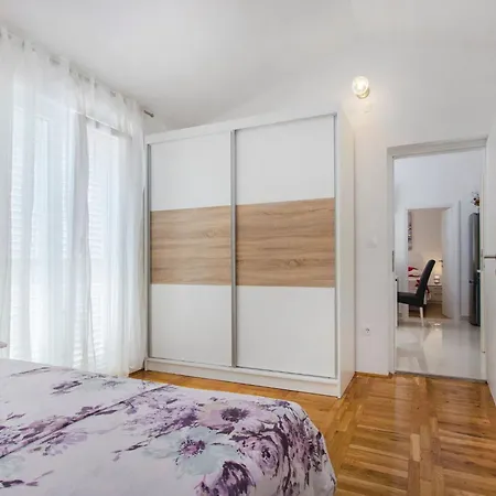 Apartment Apartmani Vesna Grebastica By Interhome 公寓