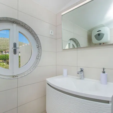 公寓 Apartment Apartmani Vesna Grebastica By Interhome