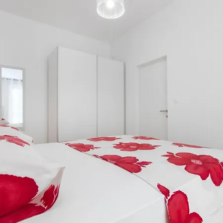 Apartment Apartmani Vesna Grebastica By Interhome *