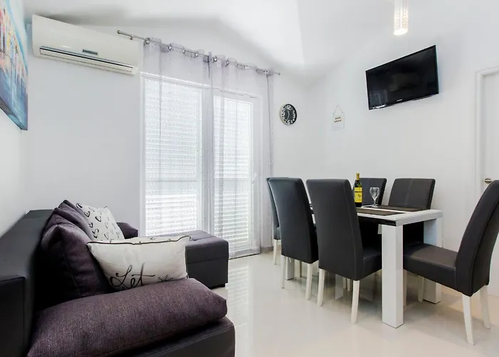 Apartment Apartmani Vesna Grebastica By Interhome *