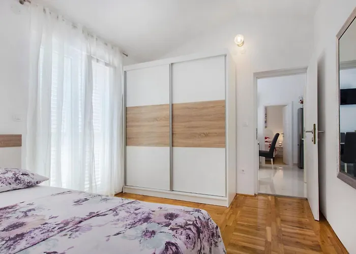 Apartment Apartmani Vesna Grebastica By Interhome Appartement