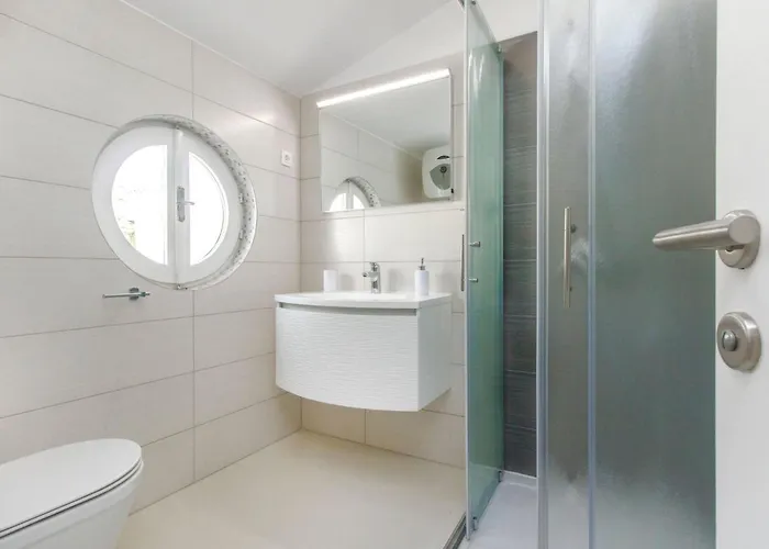 Appartement Apartment Apartmani Vesna Grebastica By Interhome *