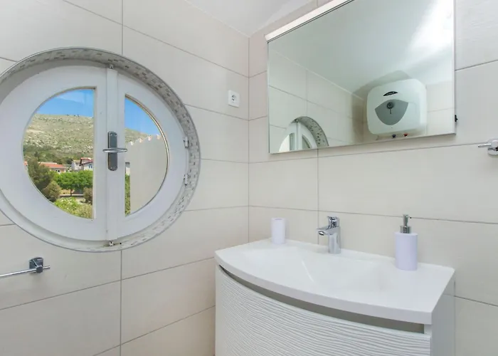 Apartment Apartment Apartmani Vesna Grebastica By Interhome