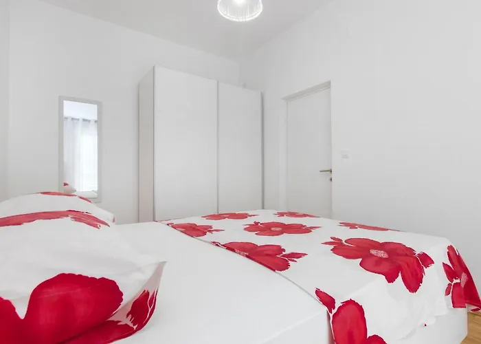 Apartment Apartmani Vesna Grebastica By Interhome *